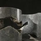 Couchtisch aus gehärtetem Glas mit Sockel aus Fossilstein – Jordan Viadurini