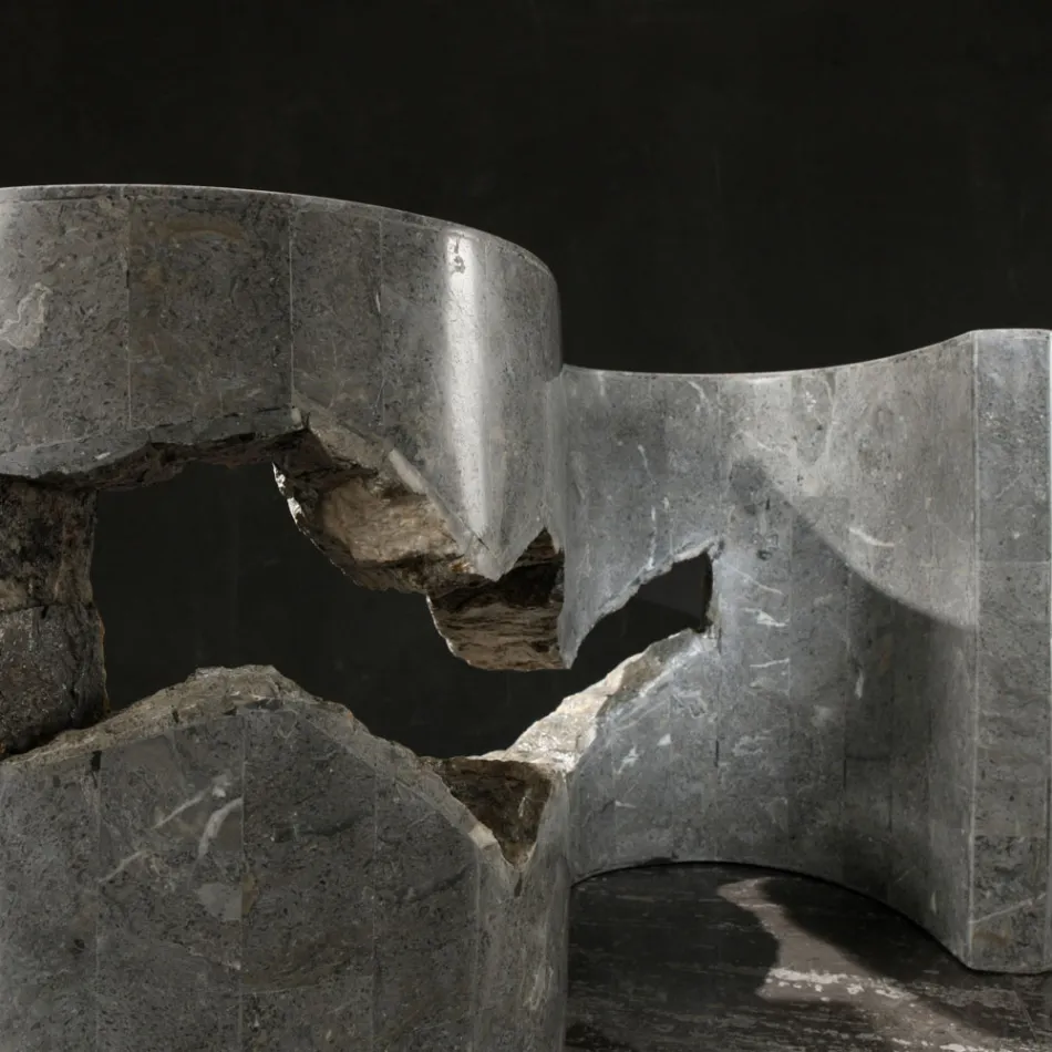 Couchtisch aus gehärtetem Glas mit Sockel aus Fossilstein – Jordan Viadurini