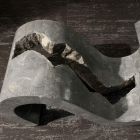 Couchtisch aus gehärtetem Glas mit Sockel aus Fossilstein – Jordan Viadurini