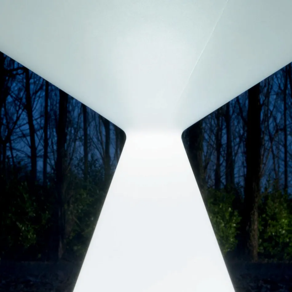 Heller Couchtisch mit weißem Polyethylenbezug - Akut Viadurini