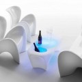 Heller Couchtisch mit Sektflasche, Outdoor- oder Indoor-Design - Lily von Myyour