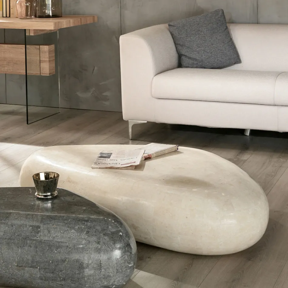 Moderner Couchtisch aus geformtem Fossilstein - Beth Viadurini