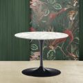 Tulip Saarinen H 39 Ovaler Couchtisch mit Carrara-Marmorplatte, hergestellt in Italien – Scharlachrot