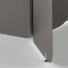 Tisch mit geformter Glasplatte und gebogenem Metallfuß - Piacere Viadurini