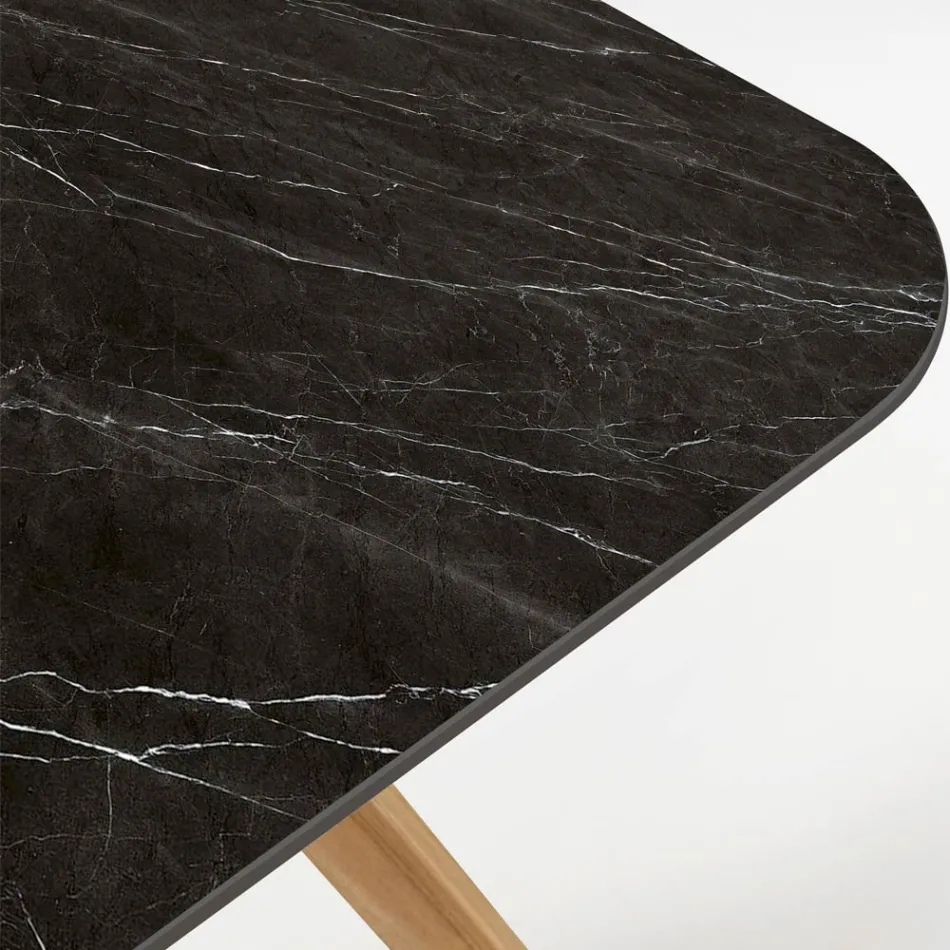 Gartentisch mit Holzsockel und schwarzer Marquinia-Keramikplatte - Infinity Viadurini