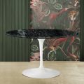 Tulip Eero Saarine H 73 Tisch mit runder Platte aus alpingrünem Marmor – Scharlachrot