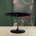 Tulip Eero Saarinen H 73 Tisch mit schwarzer Marquinia-Marmorplatte, hergestellt in Italien – Scharlachrot