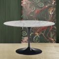 Eero Saarinen Tulip Tisch H 74 mit runder Platte aus Carrara Statuarietto Marmor - Scarlet