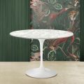 Eero Saarinen Tulip Tisch H 74 Rund mit Carrara Marmorplatte Made in Italy - Scarlet