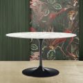 Tulip Saarinen H 73 Tisch mit ovaler Platte aus Carrara-Marmor, hergestellt in Italien – Scharlachrot