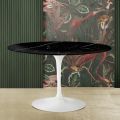 Tulip Saarinen H 73 Tisch mit runder Platte aus schwarzem Marquinia-Marmor, hergestellt in Italien – Scharlachrot