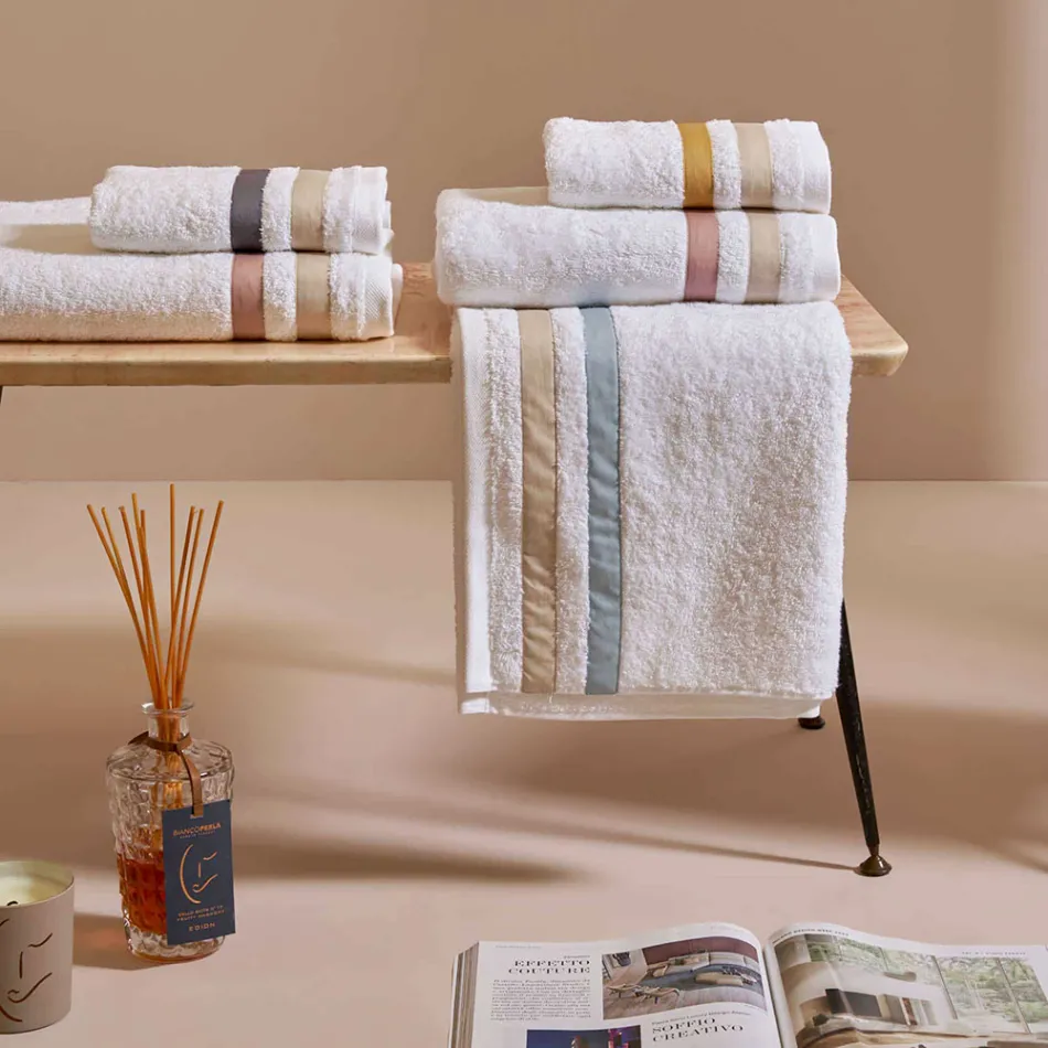 Duschtuch aus Baumwollfrottee mit doppelter Rüsche aus Baumwollperkal - Serenity Viadurini