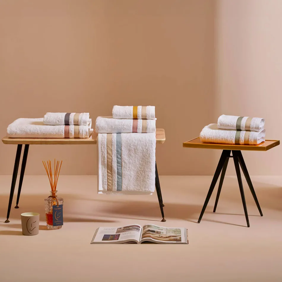 Duschtuch aus Baumwollfrottee mit doppelter Rüsche aus Baumwollperkal - Serenity Viadurini