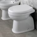Klassisches weißes Keramik-Stand-WC mit Polyestersitz – Silikat